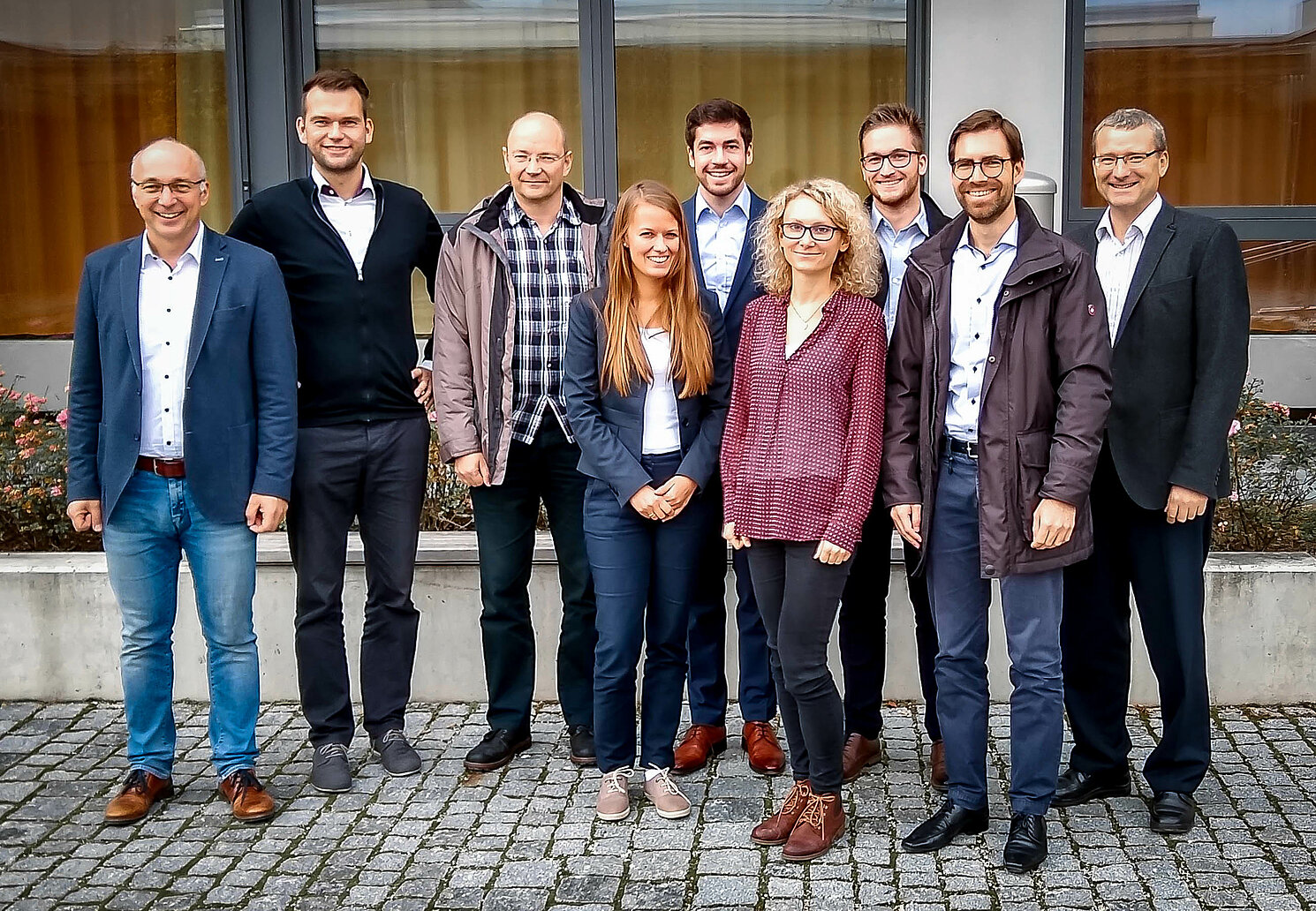 Verantwortliche des Forschungsprojekts „OPTIBIOSY“: (von links) Hans-Peter Rabl, OTH Regensburg, Frank Grewe, Holding 2G Energy AG, Ernst Murnleitner, AWITE Bioenergie GmbH, Milena Hasenauer, Holding 2G Energy AG, Max Becker, OTH Amberg-Weiden, Ulrike Mayer, OTH Regensburg, Johannes Rauch, OTH Regensburg, Raphael Lechner, Institut für Energietechnik IfE GmbH und Prof. Dr. Oliver Brückl, OTH Regensburg. Foto: Johannes Eller, OTH Regensburg