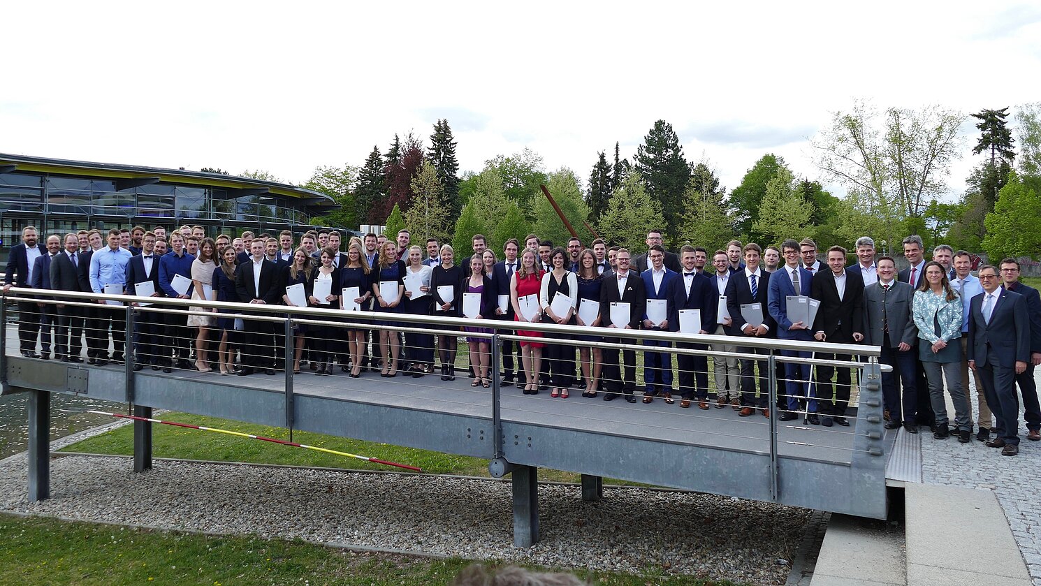 Die Absolventinnen und Absolventen des Wintersemesters 2018/2019 der Fakultät Maschinenbau mit den Professorinnen und Professoren der Fakultät vor dem Gebäude der OTH Regensburg.