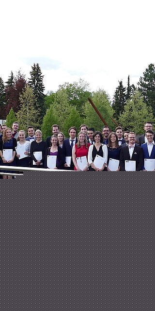 Die Absolventinnen und Absolventen des Wintersemesters 2018/2019 der Fakultät Maschinenbau mit den Professorinnen und Professoren der Fakultät vor dem Gebäude der OTH Regensburg.