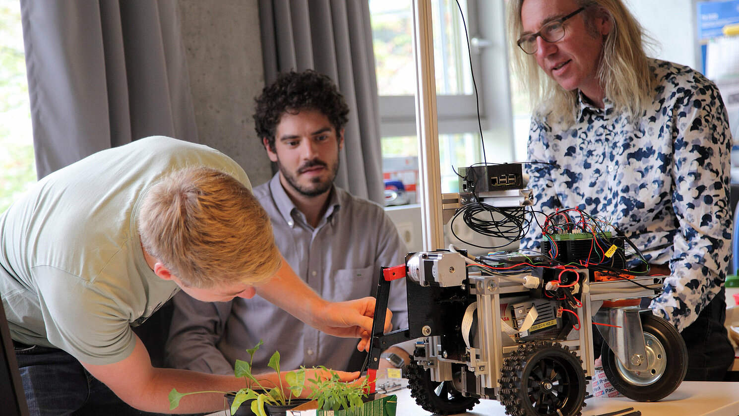 Prof. Dr. Hermann Ketterl von der OTH Regensburg arbeitet mit seinen Studenten Michael Dier und Clemens Hölscher am Motor des Agrarroboters. Ziel ist es, Künstliche Intelligenz auch für kleine Bauern oder Biobauern erschwinglich zu machen.