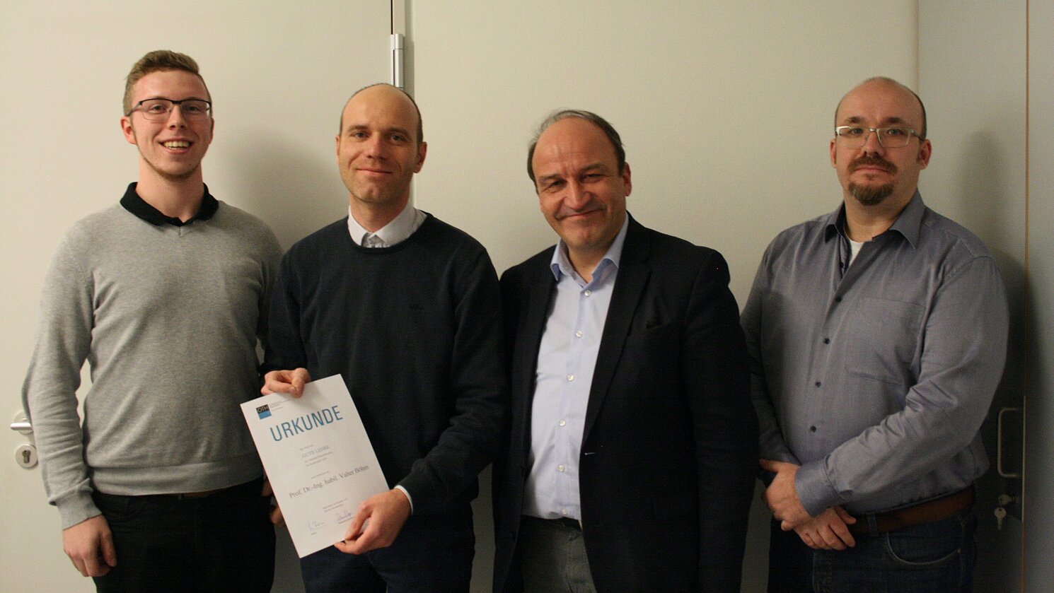 Bei der Überreichung der Urkunde für den "Preis für gute Lehre" im Dezember 2019 an der OTH Regensburg (von links): Studierendenvertreter Herr Wagner, Preisträger Prof. Dr. Valter Böhm, Dekan Prof. Dr. Ulrich Briem und Studiendekan Prof. Dr. Andreas Wagner. 