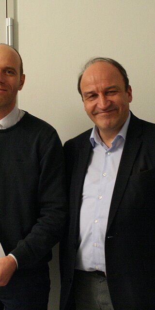 Bei der Überreichung der Urkunde für den "Preis für gute Lehre" im Dezember 2019 an der OTH Regensburg (von links): Studierendenvertreter Herr Wagner, Preisträger Prof. Dr. Valter Böhm, Dekan Prof. Dr. Ulrich Briem und Studiendekan Prof. Dr. Andreas Wagner. 