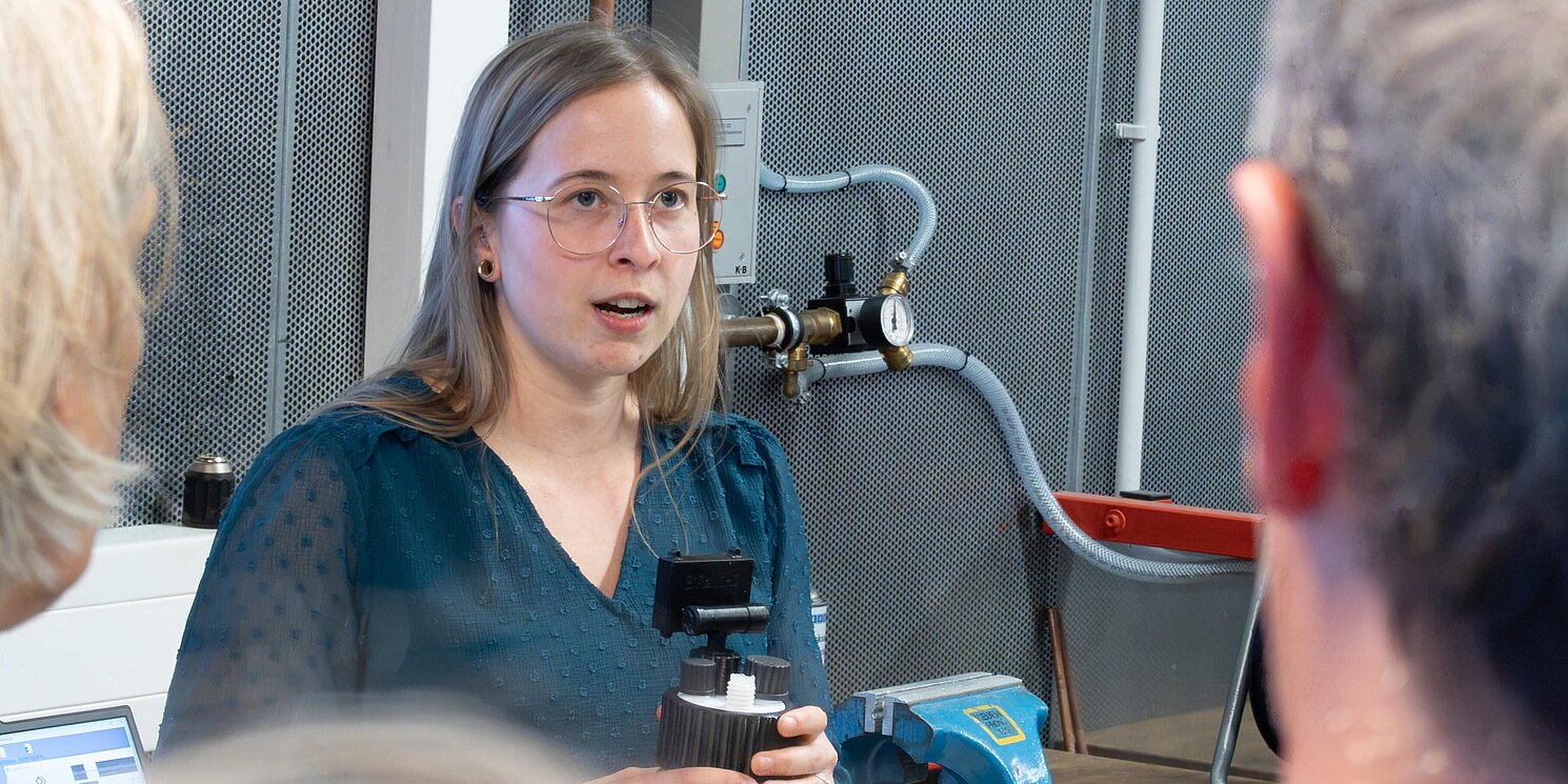 Sophia Fischer zeigte, wie sich die Wasserstoff-Konzentration in einer Testumgebung mithilfe von Ultraschall messen lässt.