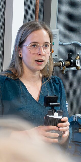 Sophia Fischer zeigte, wie sich die Wasserstoff-Konzentration in einer Testumgebung mithilfe von Ultraschall messen lässt.