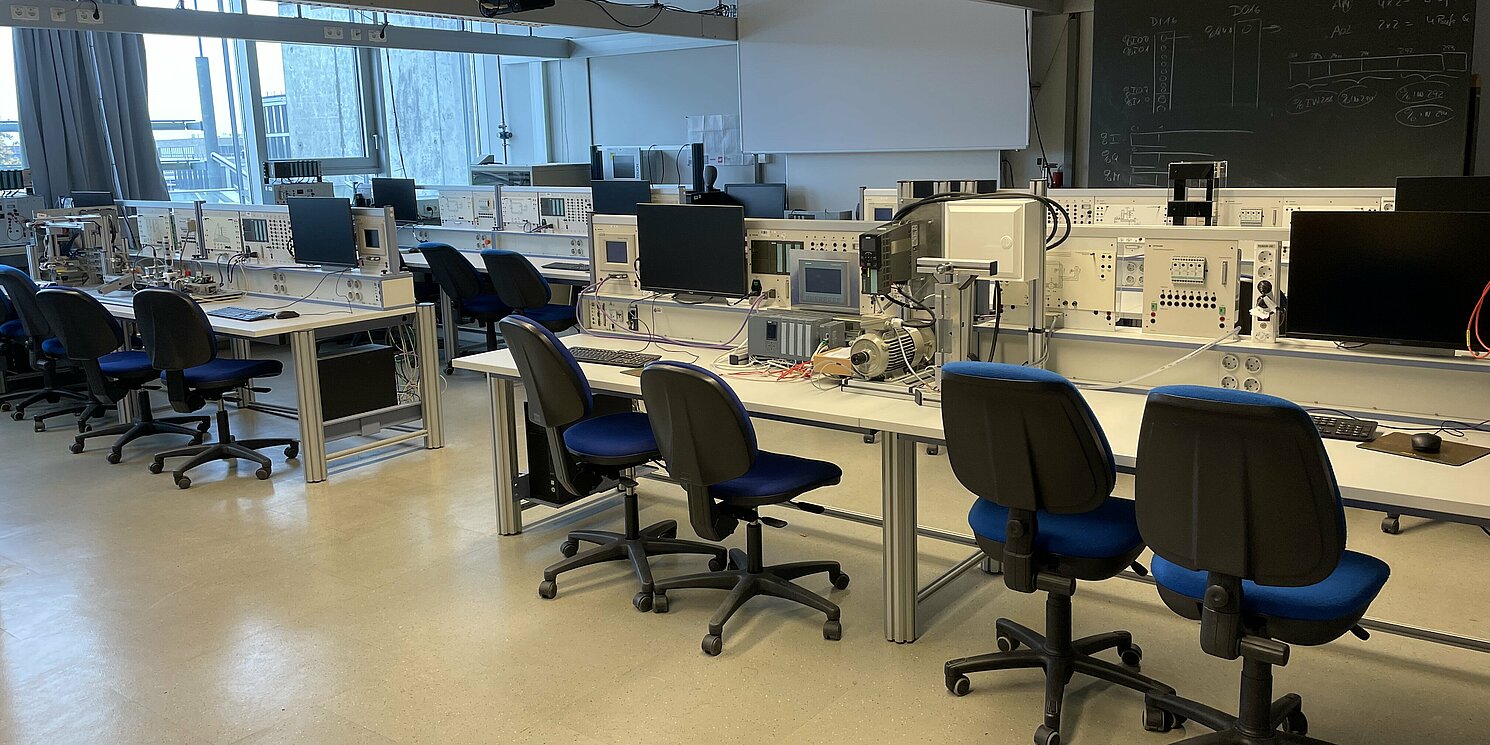 Vollständiges Labor mit Ausstattung und Computerbildschirmen.