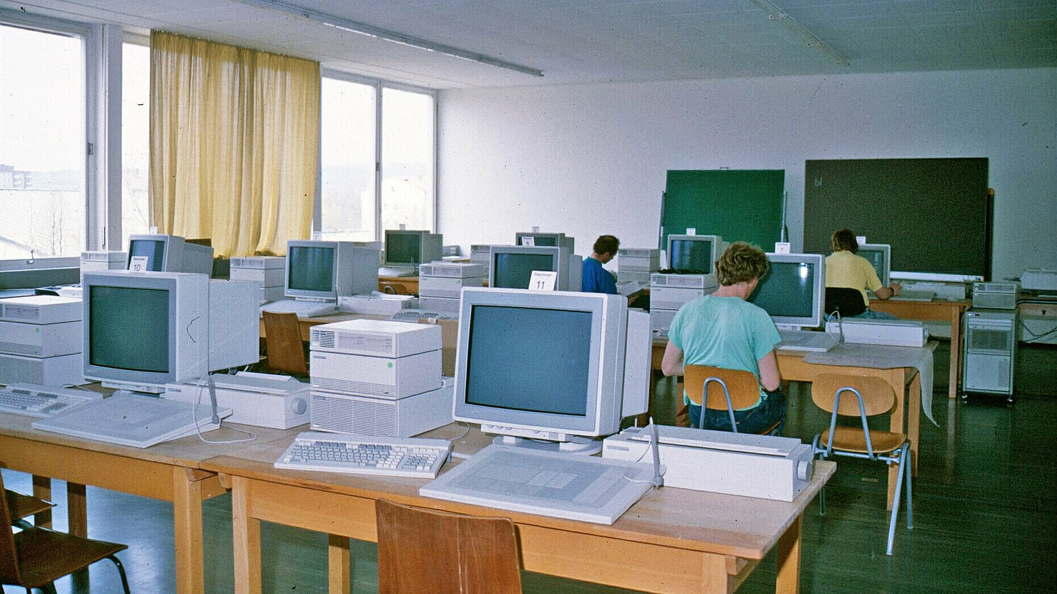 1988: Erster CAD-Pool mit elf Hewlett-Packard UNIX-Workstations, Gesamtkosten damals: 766.000 DM. Foto: Christa Feldhordt