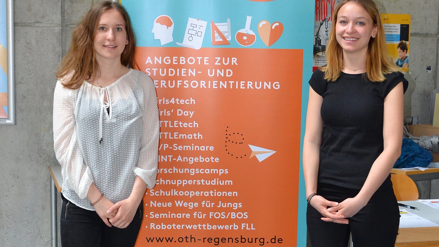 Von links: Robin Lauerer und Franziska Seidenschwarz, die als Studentische Hilfskräfte die Junge Hochschule an der OTH Regensburg unterstützen und den Girls' Day mitgestalten.
