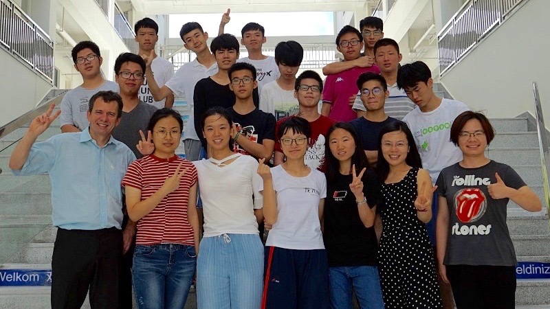 Der Regensburger Werkstattleiter im Bereich Verfahrenstechnik Brauprozess Siegfried Schrammel (ganz links) mit Studierenden von der Partneruniversität Shenzhen Technology University (SZTU) in China.