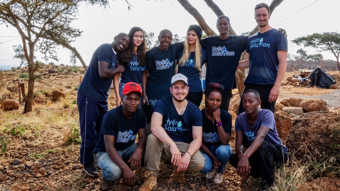 Mitglieder von Hydro Solution e. V. bei ihrem Aufenthalt in Kenia im Sommer 2018 mit den Angestellten vor Ort.