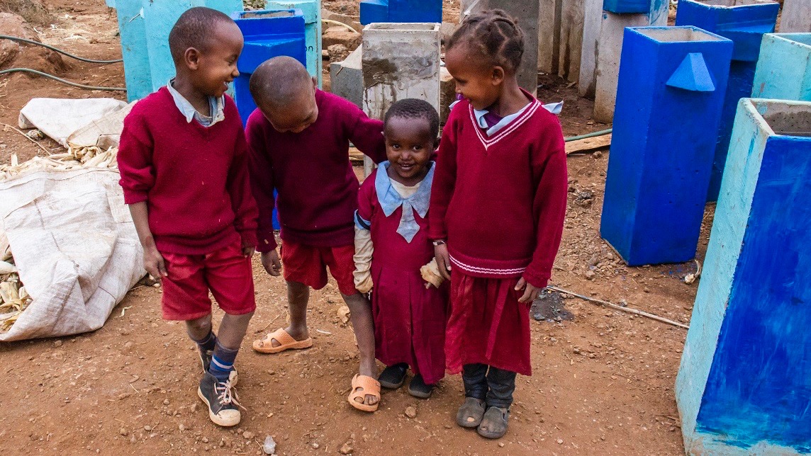 Einheimische Kids vor den Filtern in unterschiedlichen Fertigungsphasen.