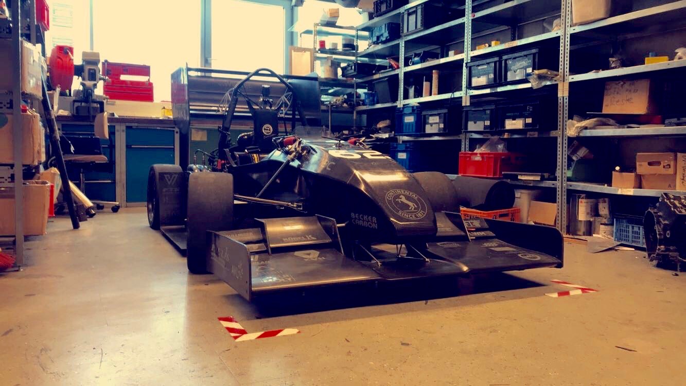 Bei den Führungen durch die Labore der Fakultät Maschinenbau zum Regensburger Hochschultag konnten die interessierten Besucherinnen und Besucher das Fahrzeug RP18c im Labor von Dynamics e. V. bestaunen. Foto: Niklas Schießler