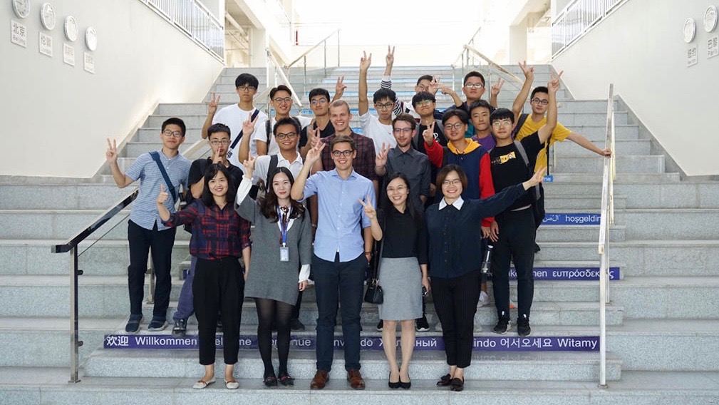 Die Regensburger Studierenden Tobias Bohrer, Oliver Grill und Johannes Herrmann mit Ph.D. Wenjing Shen und Studierenden der Shenzhen Technology University (SZTU).