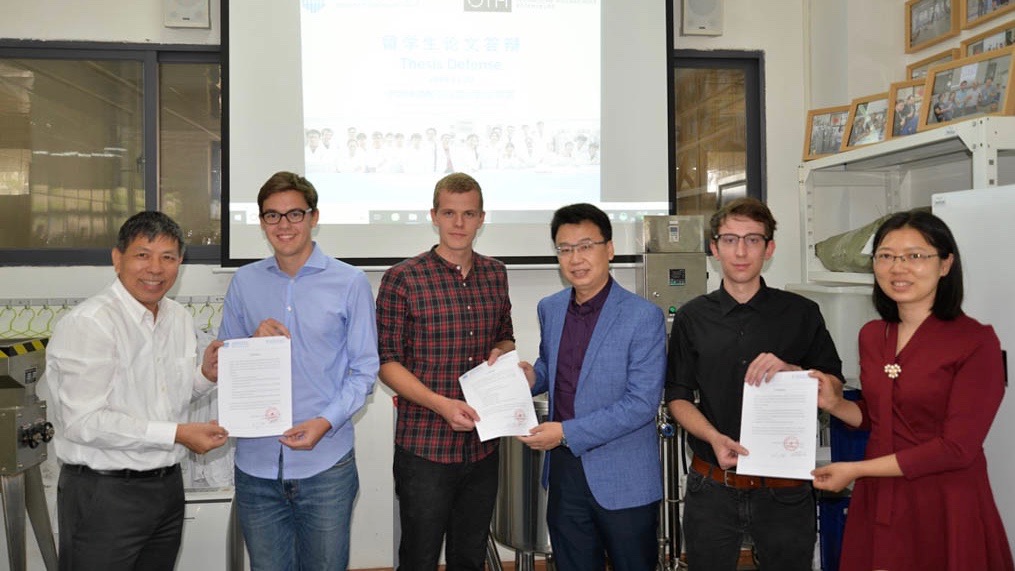 Tobias Bohrer (2. von links), Oliver Grill (3. von links) und Johannes Herrmann (5. von links) während der Zertifikatsverleihung am Ende ihres Aufenthalts an der SZTU. 