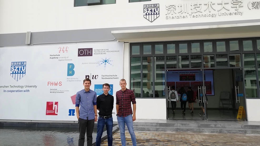 Von links: Tobias Bohrer, Johannes Herrmann und Oliver Grill von der Fakultät Maschinenbau der OTH Regensburg vor dem Verwaltungsgebäude der SZTU in China.