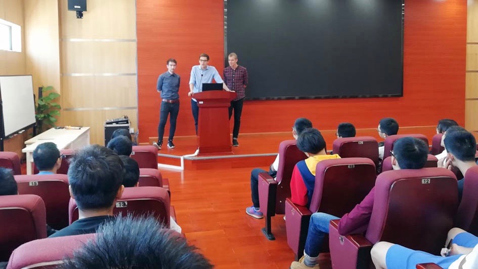 Von links: Johannes Herrmann, Tobias Bohrer und Oliver Grill während eines Vortrags über die OTH Regensburg an der SZTU. 