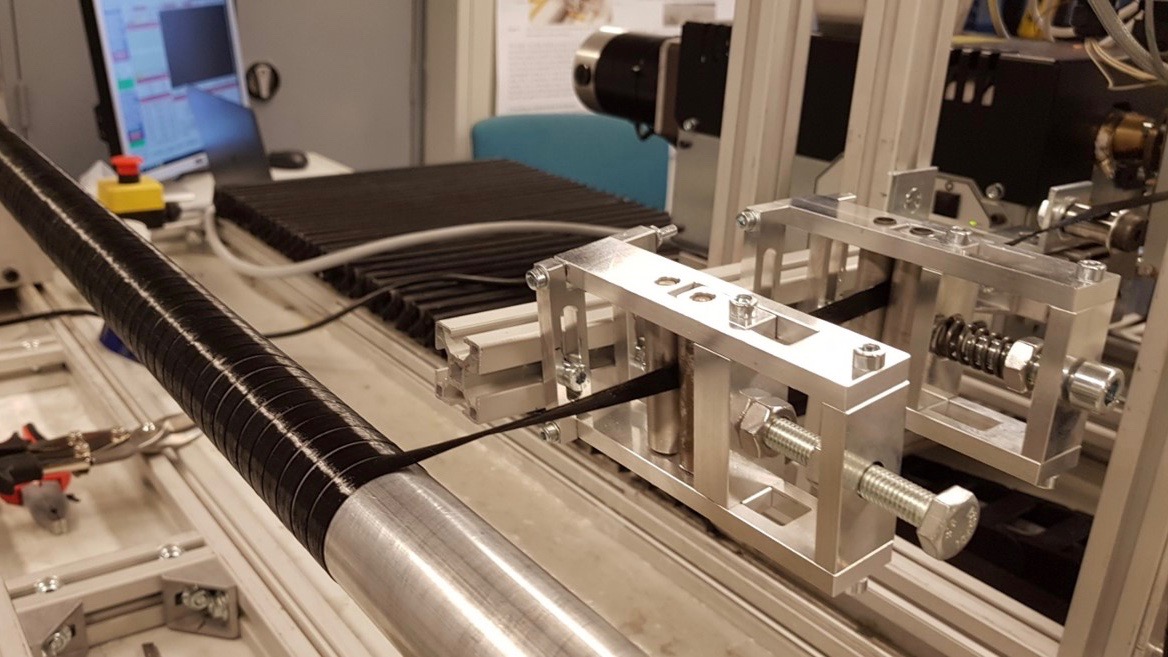 Neuentwickelte Wickelanlage zur Herstellung faserverstärkter Thermoplastrohre. 