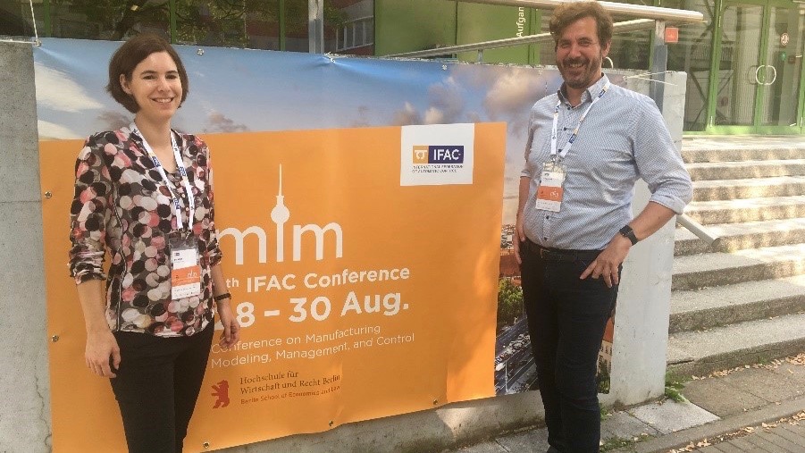 Von links: Dr. Eva Klenk von SALT Solutions AG und Prof. Stefan Galka von der OTH Regensburg auf der „9. IFAC Conference on Manufacturing Modelling, Management and Control“ (MIM) in Berlin.