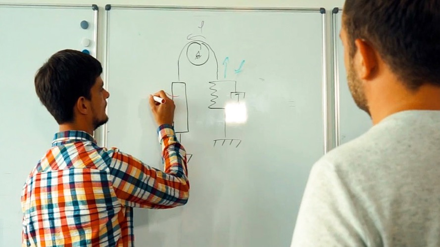 Am Whiteboard werden die neuen Konzepte gemeinsam entwickelt.