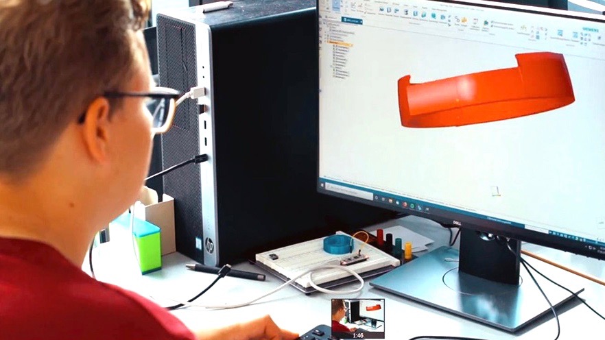 Während der Konstruktion eines 3D-Druckteils am Computer.