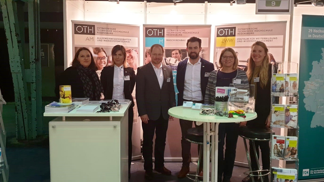 Von links: Gudrun Seebauer (Fakultät Allgemeinwissenschaften und Mikrosystemtechnik), Anna Afanasev, Prof. Dr. Ingo Ehrlich und Matthias Schlamp von der Fakultät Maschinenbau und Kerstin Bremm und Melanie Spranger vom ZWW der OTH Regensburg. Foto: anonym / OTH Regensburg