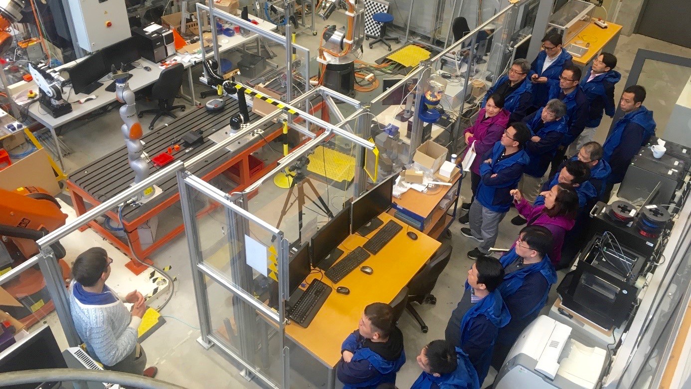 Der wissenschaftliche Mitarbeiter Johannes Höcherl stellt den Gästen aktuelle Forschungsergebnisse im Labor für Robotik an der OTH Regensburg vor. 