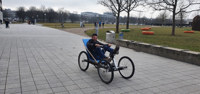 Sebastian Zenger bei der ersten Testfahrt mit dem neuentwickelten Leichtbau-Pedelec.