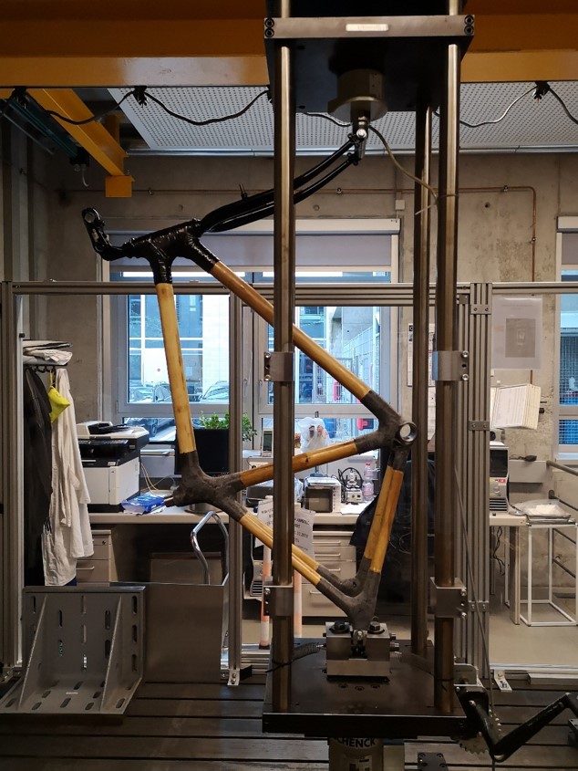 Zyklische Belastung des Fahrradrahmens im Dauerversuch. Im Wintersemester 2019/2020 standen für die Studierenden die Optimierung des Prototyps und mehrere Testverfahren im Fokus, um das Bambusfahrrad nicht zuletzt auch fit für eine mögliche Markteinführung zu machen.