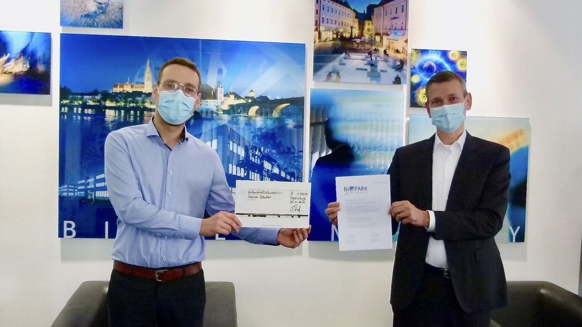 Von links: Der BioPark Innovationspreis 2020 ging an Dr. Daniel Deuter. Überreicht wurde ihm der Preis vom Geschäftsführer der BioPark Regensburg GmbH Dr. Thomas Diefenthal. Das Projekt entstand im Zuge einer Kooperation zwischen dem Universitätsklinikum Regensburg und dem Regensburg Center of Biomedical Engineering der OTH Regensburg. 