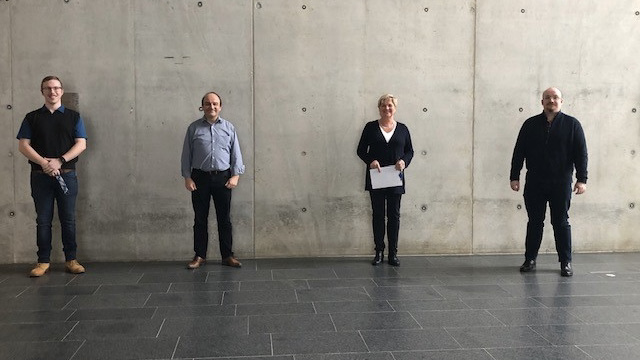 Von links: Der Studierendenvertreter der Fakultät Maschinenbau Johannes Wagner, der Dekan der Fakultät Prof. Dr. Ulrich Briem, die Preisträgerin Dr. Karin Herzog und der Studiendekan Prof. Dr. Andreas Wagner bei der Preisverleihung an der OTH Regensburg. 