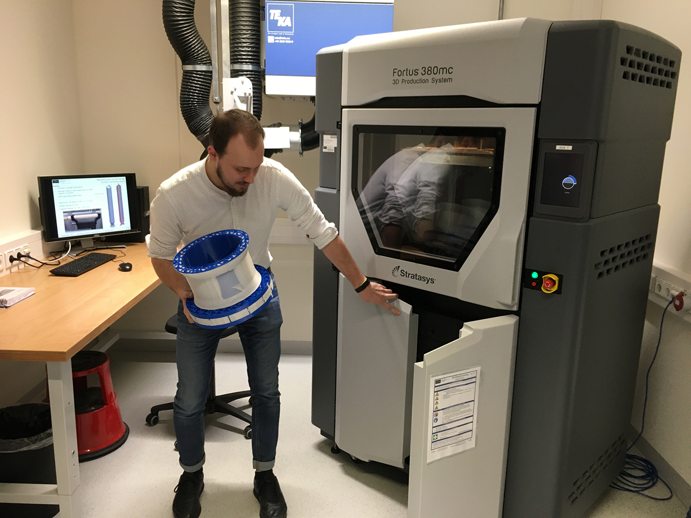 Masterstudent Dennis Meisner führte eine Besuchergruppe durch den Bereich "Additive Fertigung Kunststoffe"