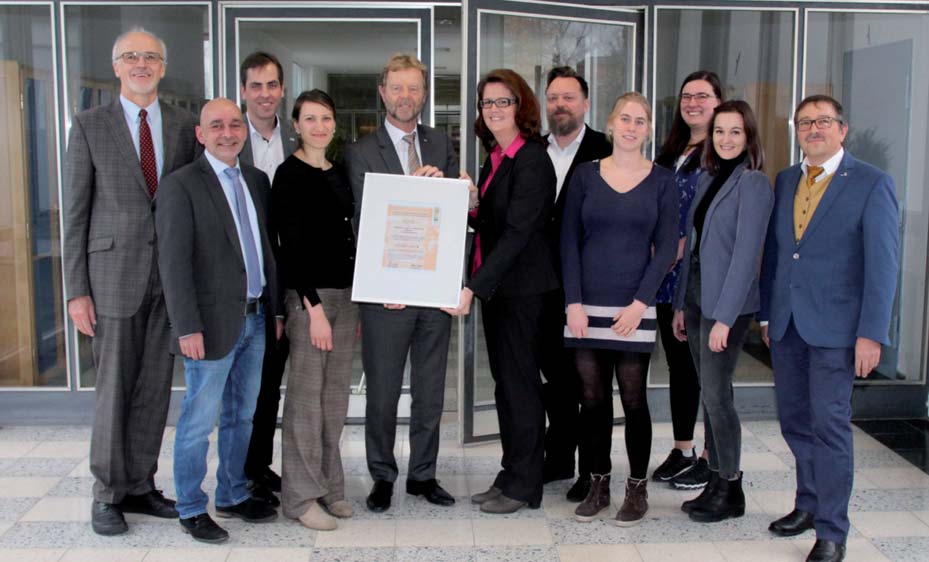 Urkundenverleihung anlässlich der erfolgreichen Systemakkreditierung mit Dr. Verena Kloeters (Mitte), Geschäftsführerin der Agentur für Qualitätssicherung durch Akkreditierung von Studiengängen AQAS